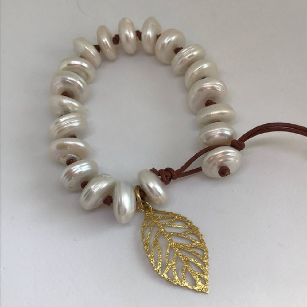 White Count Pearl Leather Bracelet